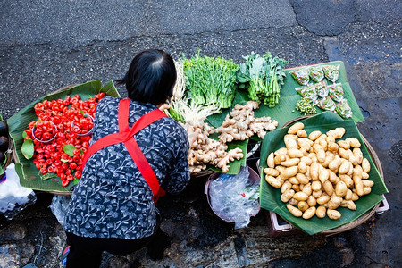 卖新鲜水果和蔬菜的女人的顶峰--泰国