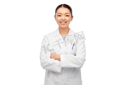 元旦快乐线稿摄影照片_医学，专业和保健概念—快乐微笑的亚洲女医生白大衣。快乐的微笑亚洲女医生在白色外套