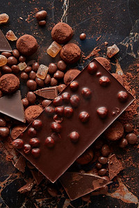美味的巧克力和糖果的分类在黑暗的背景，关闭。各种美味的巧克力糖果