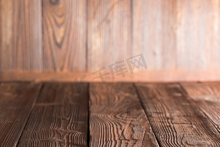 深色木板角落背景，文字复制空间。木质墙角背景