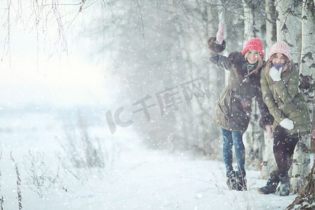 年轻妇女在雪地里散步和玩耍