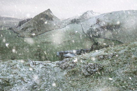 暴风雪中英格兰顶峰地区的Chrome山和Parkhouse山美丽的冬季景观