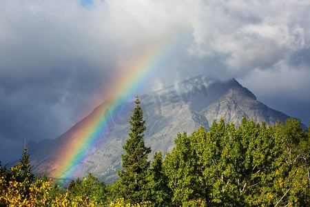 山上的彩虹。美丽的自然景观。风景如画的自然。