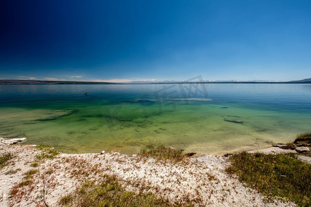 石湖摄影照片_黄石湖，怀俄明州，美国。美国怀俄明州西拇指间歇泉盆地黄石湖温泉