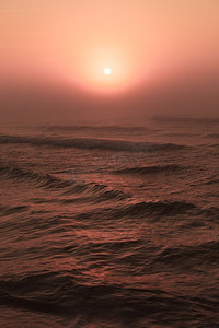 晚海地平线上令人惊叹的五颜六色的落日。一派宁静的景象。自然的背景。风景..美丽的红日落在海面上