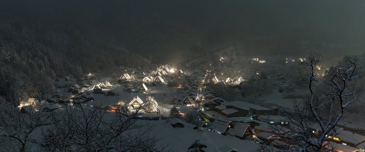 白川县冬季景观--降雪照亮岐阜市中部，日本全景