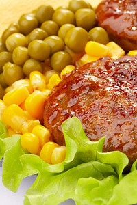 菜配有肉排、沙拉、豌豆和玉米。美味的菜配肉排