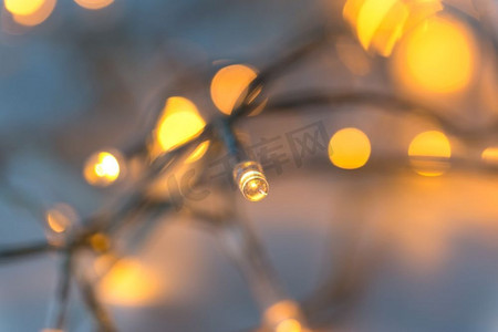 圣诞节、节日和照明概念-电动花环灯特写。电动花环灯特写