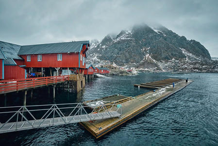 传统渔村A i Lofoten。挪威罗福腾群岛，红色的罗布房屋。冬天有雪。挪威罗福腾群岛上的一个村庄