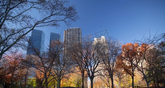 nyc摄影照片_纽约市曼哈顿中央公园全景在秋天湖有摩天大楼和五颜六色的树与反射的秋天湖