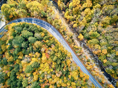 蜿蜒的公路摄影照片_风景莫霍克小径蜿蜒的公路在秋天，马萨诸塞州，美国.秋天在新英格兰。空中无人机射击。 