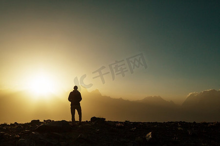 流浪癖的时间。一名男子在塔吉克斯坦帕米尔美丽的范恩山中徒步旅行。中亚。