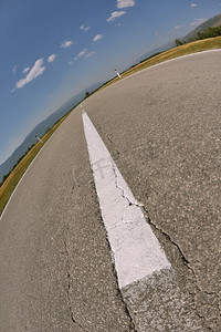 道路沥青摄影照片_乡村道路沥青线与美丽的自然和晴朗的夏天与蓝天