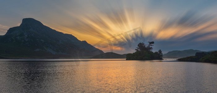 天空影像摄影照片_五彩日落长曝光时的山川湖泊美景影像