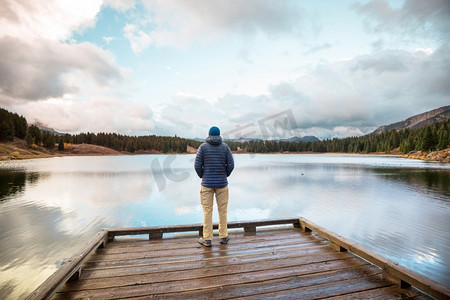 一个人在平静的湖边安心休息.