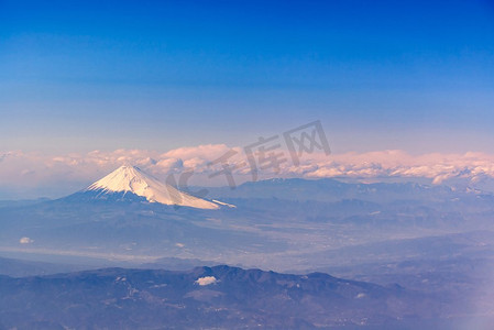 鸟瞰富士山，富士山，日本的地标山。从飞机起飞，而飞行通过富士市静冈日本，