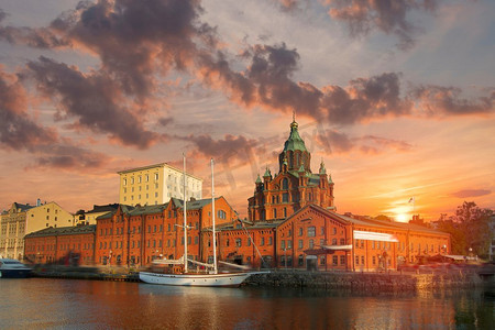 芬兰，夏夜，赫尔辛基的堤坝。乌斯潘斯基大教堂。