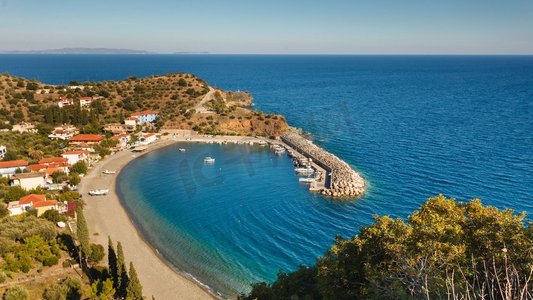 著名的桑巴蒂基海滩位于欧洲地中海的希腊阿卡迪亚地区。假日旅游探险概念..希腊桑巴蒂基海滩