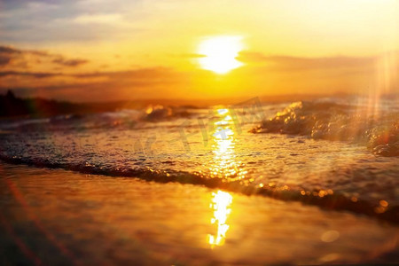 日落时热带海滩上的海浪