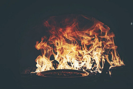 火焰摄影照片_在比萨饼烤箱中起火
