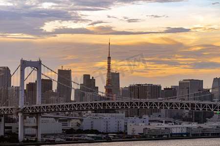 东京地平线鸟瞰图与彩虹桥和东京塔在东京湾的东京塔日落黄昏从台场在东京市关东日本。