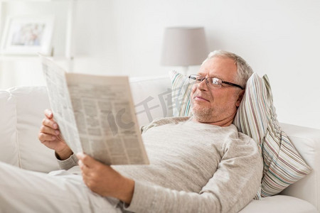 信息、人与大众传媒理念--老年人在家看报。老人在家看报