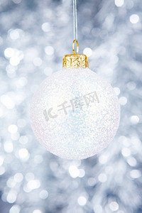 银色球体摄影照片_白色圣诞树装饰在银色背景。圣诞树装饰