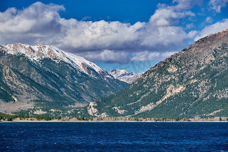 云落摄影照片_山和湖。美国科罗拉多州落基山脉 