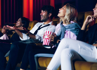 人们在电影院电影院里看电影。集体娱乐活动和娱乐理念。