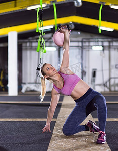 年轻的女运动员在crossfitness健身房用健身壶铃锻炼。女子健身壶铃