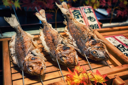 日本京都西城市场上的街头小吃--烤鱼。日本京都Nishiki市场的街头小吃烤鱼