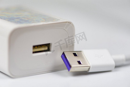 充电器矢量图摄影照片_智能手机usb type c充电器适配器/新的快速USB Type—C端口和电缆技术快速充电