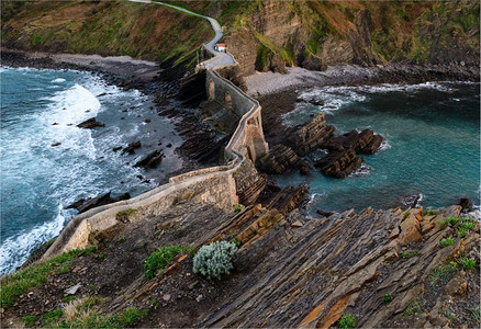 San Juan de Gaztelugatxe，它的中世纪楼梯和桥在日落，巴斯克国家，西班牙。圣胡安德加斯特卢加茨