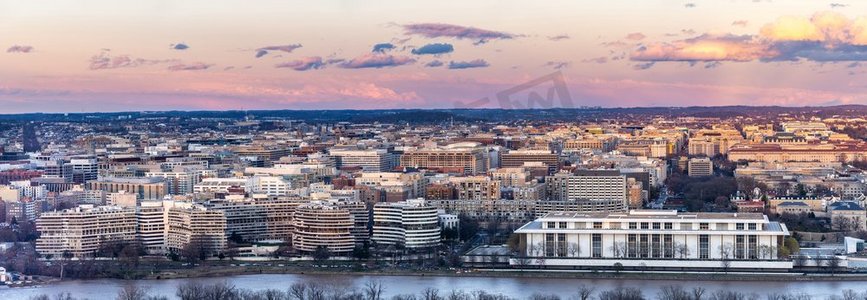 华盛顿特区的全景鸟瞰图摩天大楼地平线建筑城市风景美国首都从阿灵顿弗吉尼亚州的美国在日落暮光。