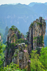 湖南著名风景摄影照片_中国著名的旅游景点—张家界石柱悬崖山日落在武陵源，中国.中国张家界山脉