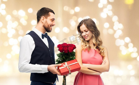 情人节,情侣,人际关系和人的概念-快乐的男人给女人