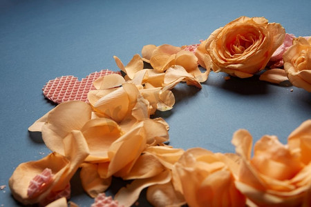 特写橙色鲜花与华夫心，情人节概念贺卡。鲜花和华夫饼心