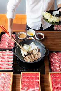 牛吃摄影照片_日本和牛寿喜烧套餐