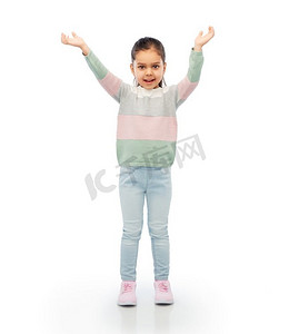 童年，时尚和人的概念—愉快的微笑的女孩有举起的手臂在白色背景快乐的女孩与提高的手臂在白色背景