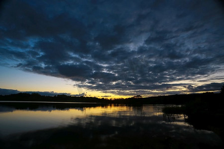 黄昏湖边摄影照片_傍晚湖边美丽的落日