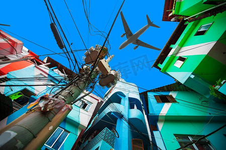 飞机低空飞过巴西里约热内卢法维拉五颜六色的建筑。贫民窟