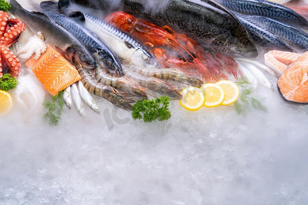 海鲜市场摄影照片_ 冰，龙虾，鲑鱼，美食
