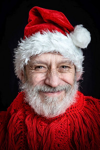 一个成年人的肖像白色胡子伪装在圣诞老人圣诞假期