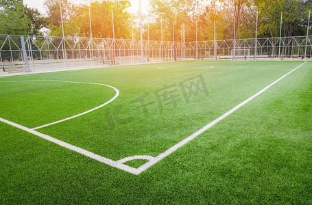 足球场—五人制足球场/绿色草地运动户外白线圈中心角落和目标网背景 