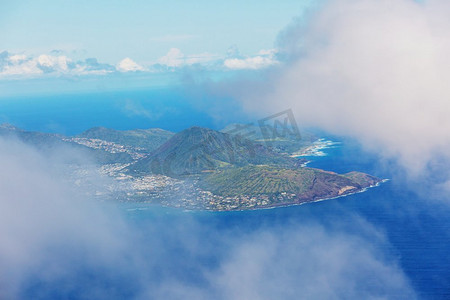 在瓦胡岛上方。美国夏威夷瓦胡岛上钻石头陨石坑的美丽鸟瞰