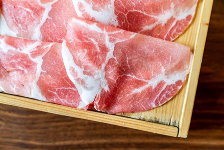 涮涮肉摄影照片_生黑田猪肉准备煮涮锅和寿喜烧