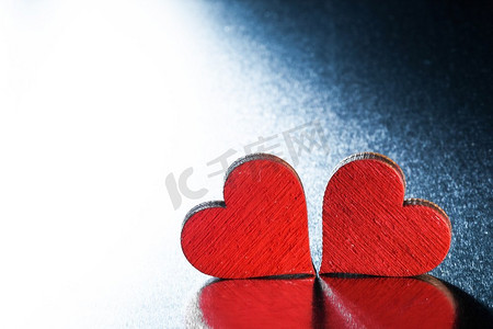 两个木红色画情人节心脏在金属背景。情人节心形金属