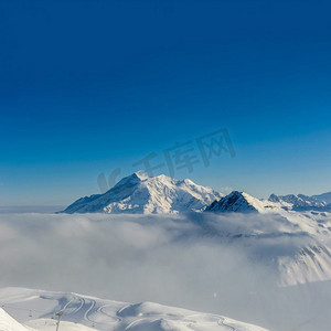 阿尔卑斯山冬季风景与低云。法国阿尔卑斯山在晴天被雪覆盖。Val—d Isere’