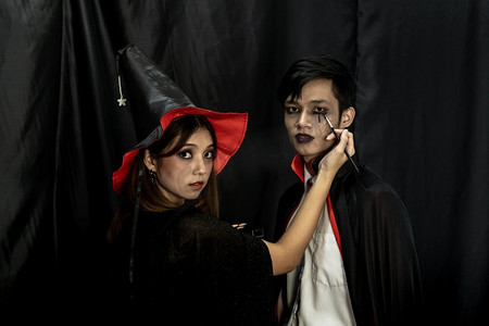 化妆师Do Asain为万圣节服装化妆，吸血鬼为万圣节派对狂欢节做准备