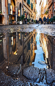 砖摄影照片_罗马湿街道铺上鹅卵石砖